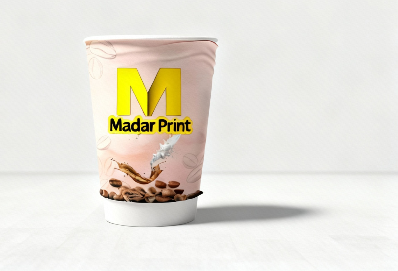 كوب قهوة مادار برينت بتصميم ملون مع حبوب قهوة ورشات من الكريمة.