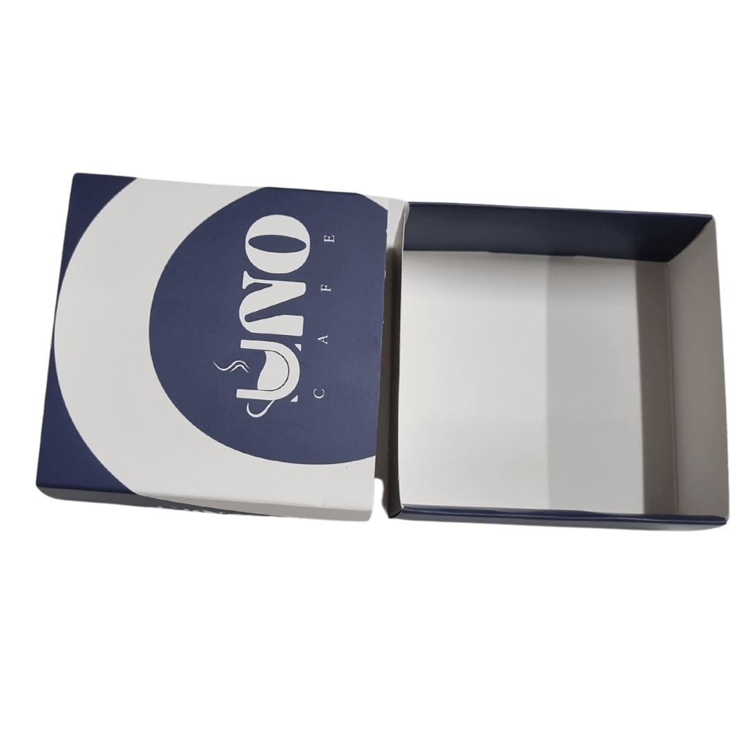 Box
Länge Box 10cm Breite 10 cm Höhe 4 cm
aus Kekse Donuts
Druck:
Druck außen ( aus weiß ) oder innen außen
in außen innen mit Cellophan innen außen
Cellophan:
Cellophan Farbe in 1- Box
2- über
3- Druck aus
Cellophan außen innen auf innen außen
Wir bieten individuell bedruckte Verpackungs- und Drucklösungen für Restaurants, Cafés, Unternehmen und Marken in Saudi-Arabien. Material, Größe, Design und Veredelung können nach Kundenwunsch angepasst werden, damit Ihre Produkte professionell präsentiert werden.