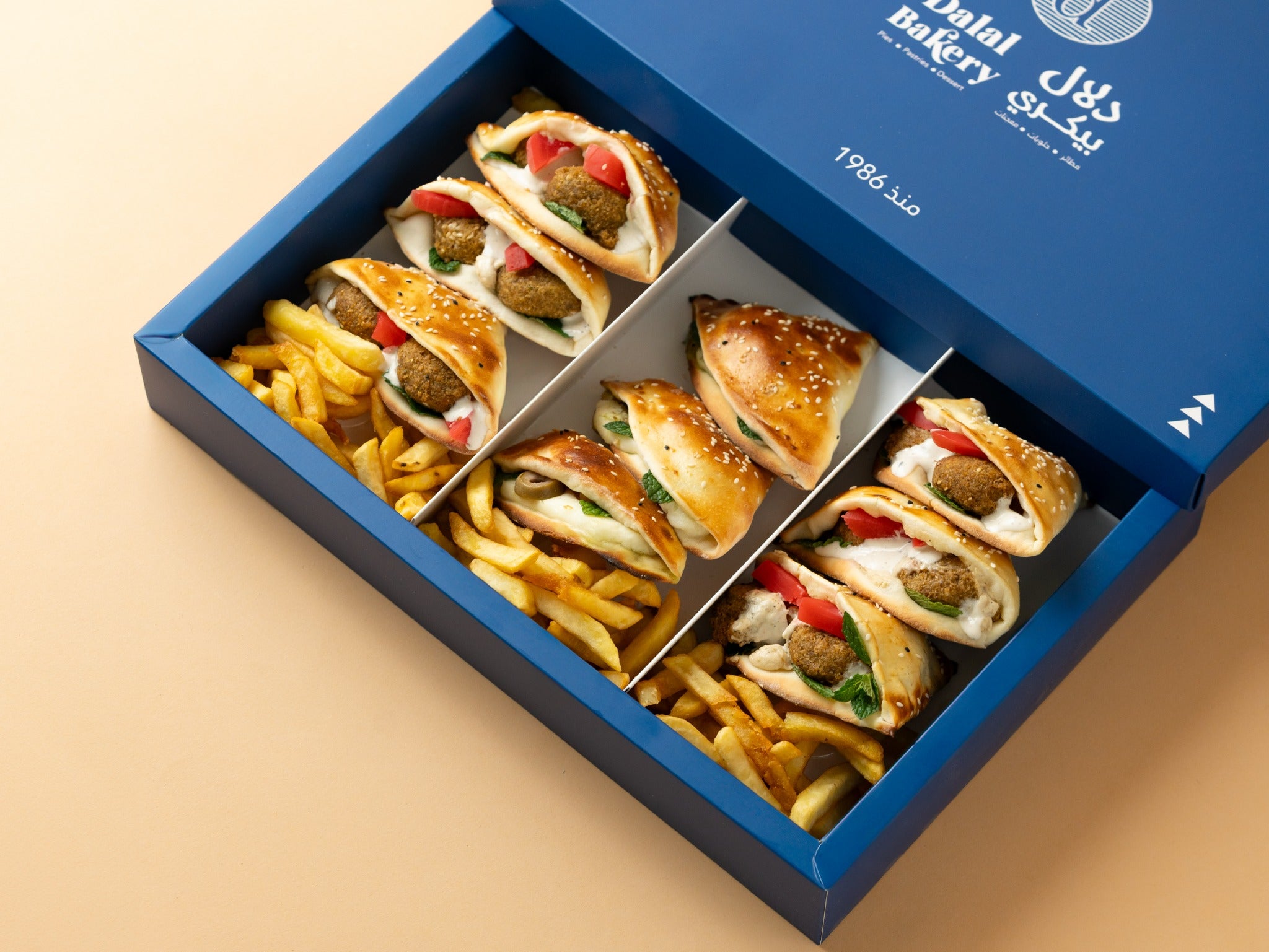 Blue 箱 containing mini sandwiches と ポテト 付き a visible ブランド ロゴ on a beige background