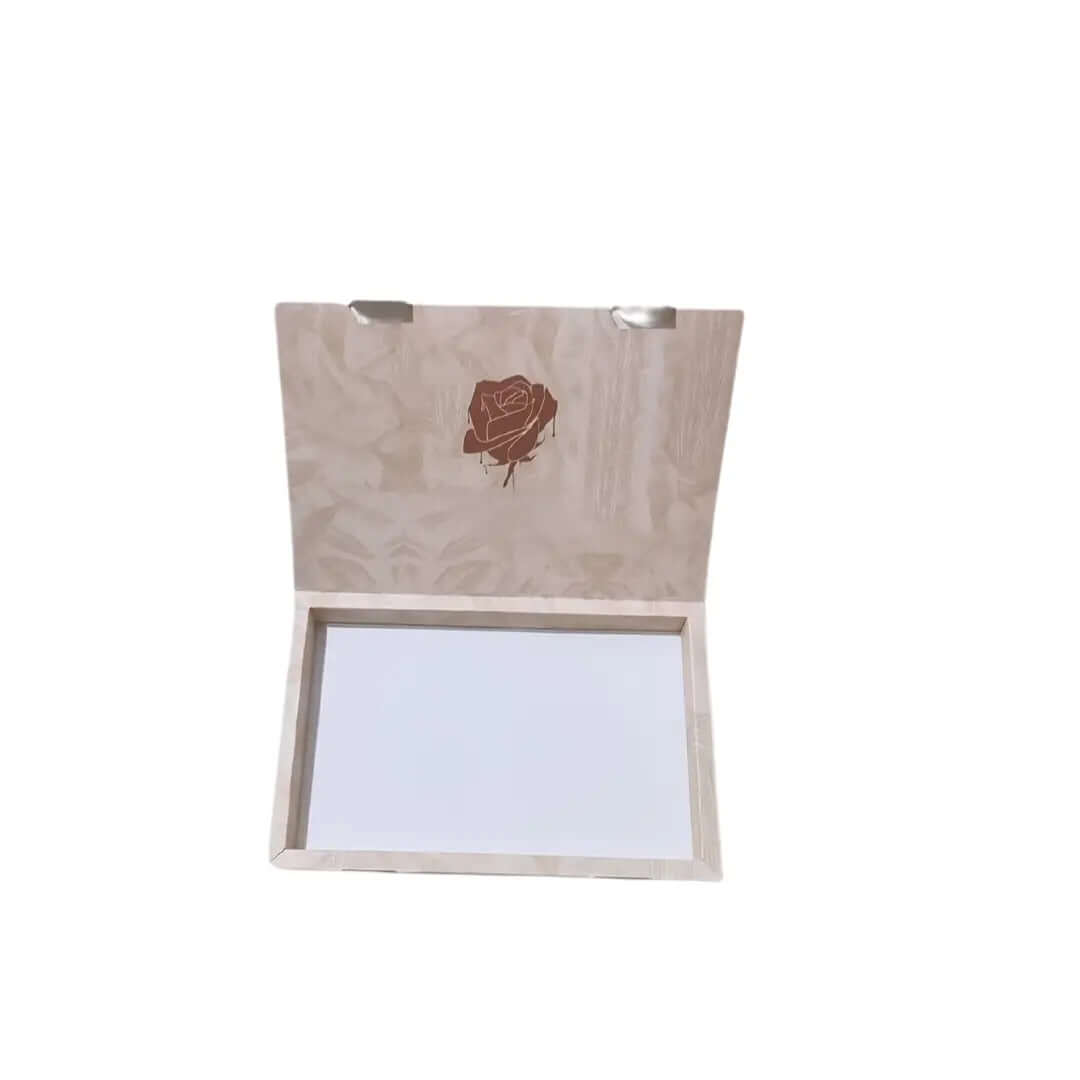 Boîte de chocolat de luxe
Double paroi
Cellophane extérieur
Papier blanchi de 350 grammes
Longueur intérieure 32 cm Largeur intérieure 20 cm Hauteur 3,5 cm
Impression avec le logo et le design du client