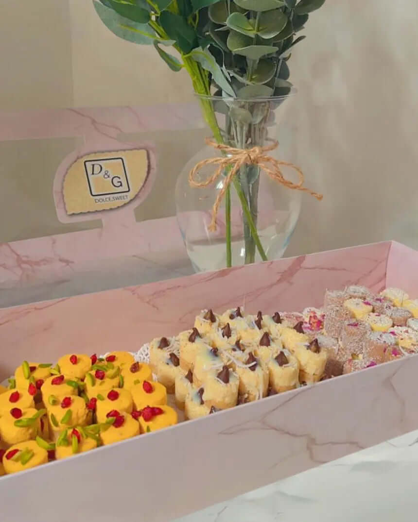 مواصفات البوكس 
الطول40 سم العرض 16 سم الارتفاع 6 سم 
يحتوي البوكس على شباك شفاف يمنحه الجمالية وإمكانية رؤية ما بداخل البوكس  
البوكس يصلح للحلويات والمخبوزات والعديد من الاستعمالات الأخرى التي يتناسب مقاسها مع حجم البوكس وتفاصيله 
الطباعة:
يمكنكم طلب طباعة خارجية فقط أو داخلية وخارجية 
السولوفان:
السولوفان هو طبقة نايلون عازلة تفيد في 1- يمنح المتانة للعلبة
2- يعزل الزيوت والسوائل عن الورق
3- يمنع الطباعة من الاختلاط بالمواد الغذائية 
لكم حرية الاختيار بإضافة سولوفان خارجي فقط أم داخلي فقط أم على الجا