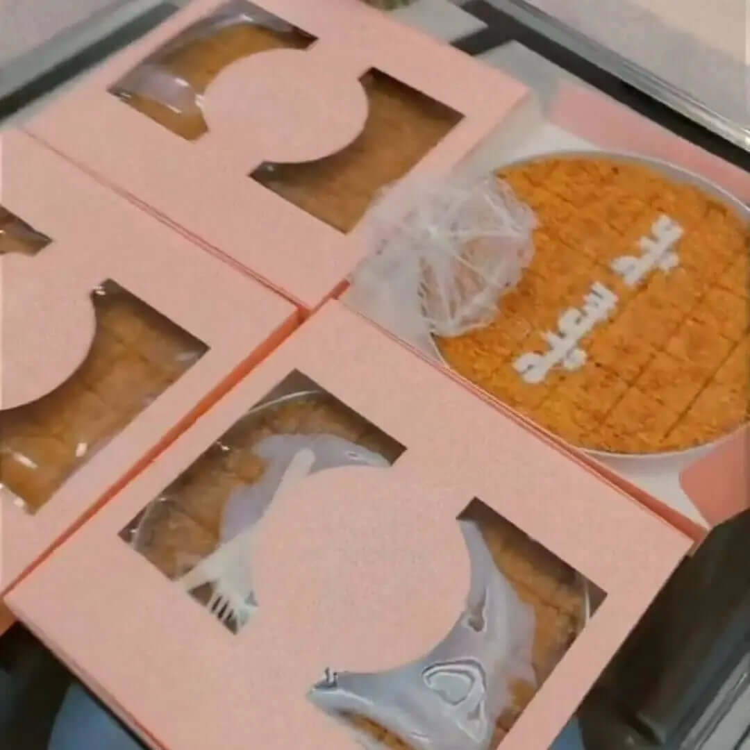 Boîte à gâteau de taille 35 × 35 × 5 cm, base avec couvercle attaché, fenêtre transparente et support
Matériau transparent (cellophane) selon la demande de l'extérieur ou de l'intérieur
Impression intérieure et extérieure
Taille sur mesure