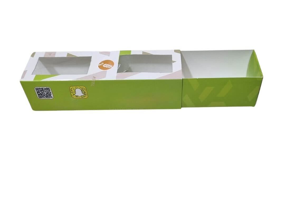 مواصفات العلبة :
بوكس بطول 17 سم عرض 5 سم ارتفاع 4.5 سم مع نافذة شفافة، طباعة بتصميم العميل
يصلح للحلا ووجبات الطعام 
طباعة حسب الطلب باللوغو الخاص بالعلامة التجارية 
 
الطباعة:
يمكنكم طلب طباعة خارجية فقط (يكون داخل البوكس أبيض) أو داخلية وخارجية 
السولوفان:
السولوفان هو طبقة نايلون عازلة تفيد في 1- يمنح المتانة للعلبة
2- يعزل الزيوت والسوائل عن الورق
3- يمنع الطباعة من الاختلاط بالمواد الغذائية 
لكم حرية الاختيار بإضافة سولوفان خارجي فقط أم داخلي فقط أم على الجانبين داخلي وخارجي
العلبة في الصور بطباعة خار