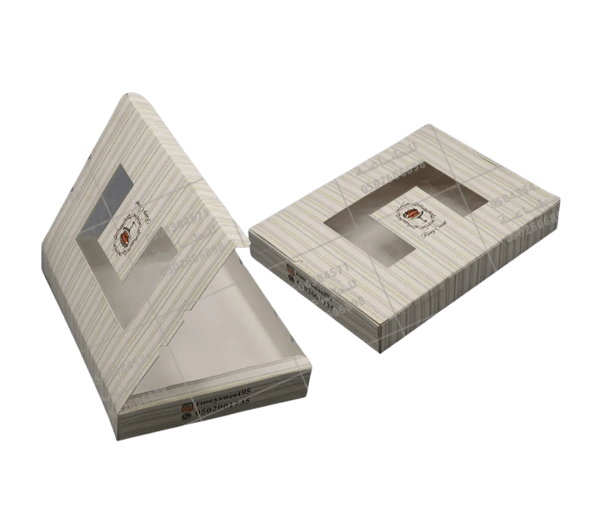 مواصفات العلبة :
بوكس 23×17×3.5 سم مع شبّاك شفاف، طباعة بتصميم العميل
يصلح للحلويات والشوكولاتة ووجبات الطعام
طباعة حسب الطلب باللوغو الخاص بالعلامة التجارية
الطباعة:
يمكنكم طلب طباعة خارجية فقط (يكون داخل البوكس أبيض) أو داخلية وخارجية
السولوفان:
السولوفان هو طبقة نايلون عازلة تفيد في 1- يمنح المتانة للعلبة
2- يعزل الزيوت والسوائل عن الورق
3- يمنع الطباعة من الاختلاط بالمواد الغذائية
لكم حرية الاختيار بإضافة سولوفان خارجي فقط أم داخلي فقط أم على الجانبين داخلي وخارجي
ملاحظة:
يُفضَّل اختيار السولوفان