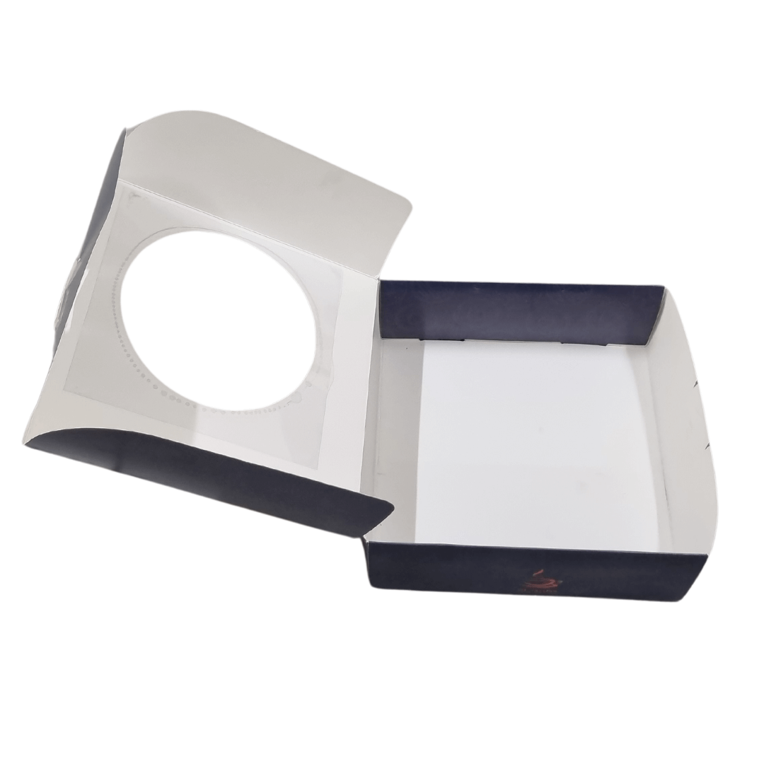 مواصفات البوكس 
الطول 28 سم العرض 28 سم الارتفاع 10 سم 
يحتوي البوكس على شباك شفاف يمنحه الجمالية وإمكانية رؤية ما بداخل البوكس  
البوكس يصلح للحلويات والمخبوزات والعديد من الاستعمالات الأخرى التي يتناسب مقاسها مع حجم البوكس وتفاصيله 
الطباعة:
يمكنكم طلب طباعة خارجية فقط بهذي الحالة داخل البوكس أبيض بلون الورق أو داخلية وخارجية 
السولوفان:
السولوفان هو طبقة نايلون عازلة تفيد في 1- يمنح المتانة للعلبة
2- يعزل الزيوت والسوائل عن الورق
3- يمنع الطباعة من الاختلاط بالمواد الغذائية 
لكم حرية الاختيار بإضافة