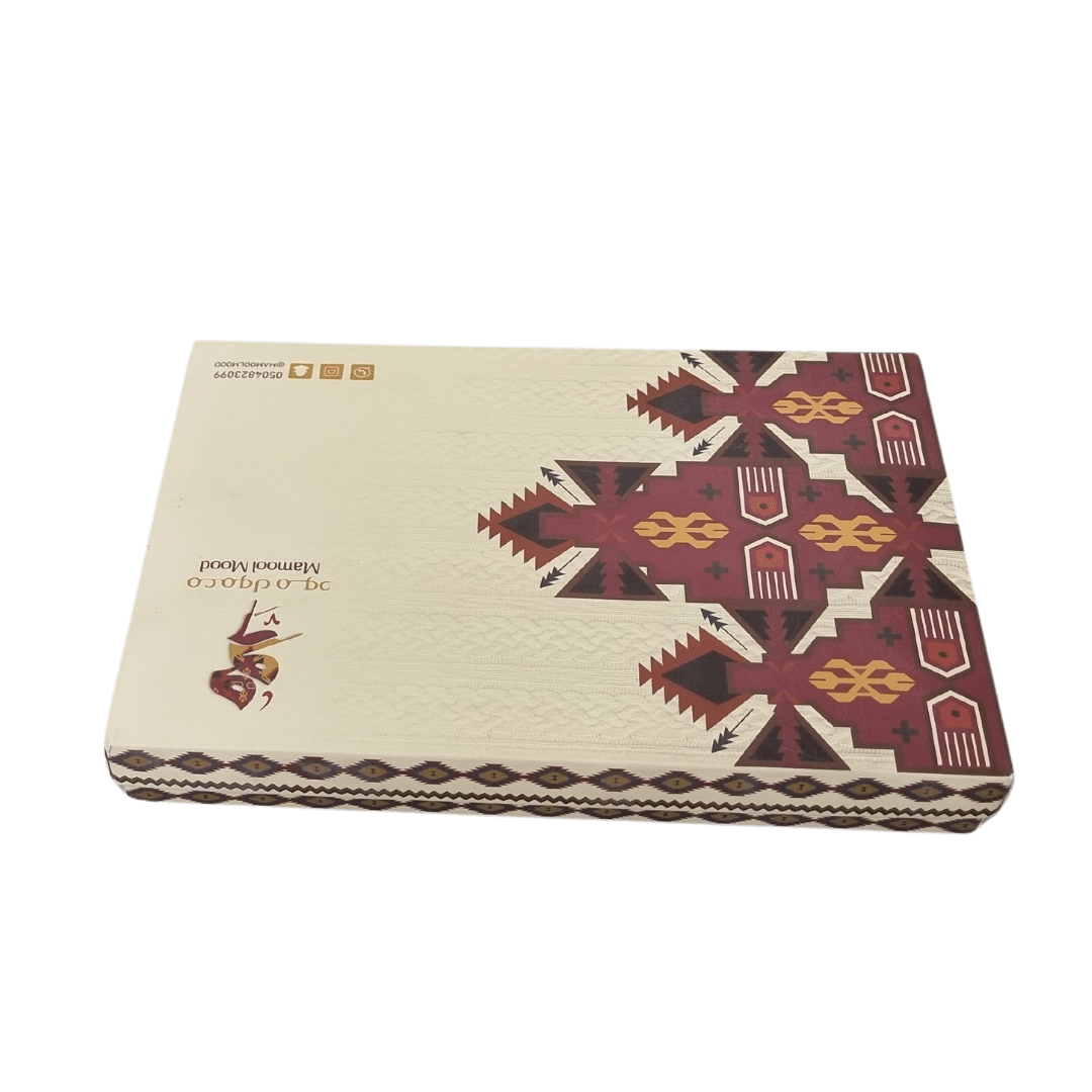 مواصفات البوكس 
الطول 29 سم العرض 19.5 سم الارتفاع 4 سم 
البوكس عبارة عن 3 قطع قاعدة وغطاء مع حامل
البوكس يصلح للحلويات والمخبوزات والعديد من الاستعمالات الأخرى التي يتناسب مقاسها مع حجم البوكس وتفاصيله 
الطباعة:
يمكنكم طلب طباعة خارجية فقط أو داخلية وخارجية 
السولوفان:
السولوفان هو طبقة نايلون عازلة تفيد في 1- يمنح المتانة للعلبة
2- يعزل الزيوت والسوائل عن الورق
3- يمنع الطباعة من الاختلاط بالمواد الغذائية 
لكم حرية الاختيار بإضافة سولوفان خارجي فقط أم داخلي فقط أم على الجانبين داخلي وخارجي
هذا البوكس ا