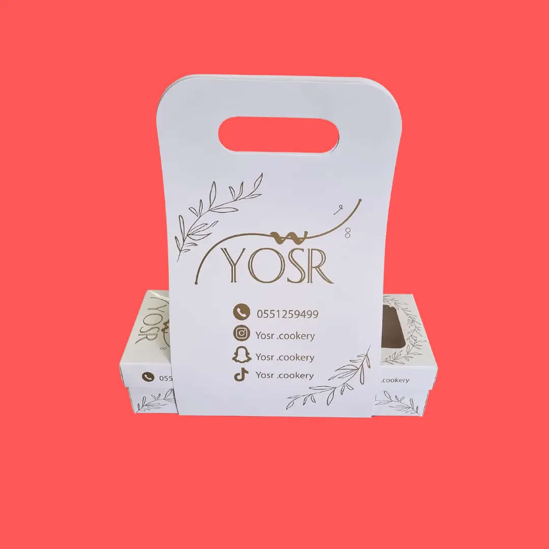 مواصفات البوكس:
بوكس مع حامل وشبّاك شفاف 
الأبعاد الطول 30 سم العرض 12 سم الارتفاع 7 سم
طباعة بتصميم العميل
الطباعة:
يمكنكم طلب طباعة خارجية فقط أو داخلية وخارجية 
السولوفان:
السولوفان هو طبقة نايلون عازلة تفيد في 1- يمنح المتانة للعلبة
2- يعزل الزيوت والسوائل عن الورق
3- يمنع الطباعة من الاختلاط بالمواد الغذائية 
لكم حرية الاختيار بإضافة سولوفان خارجي فقط أم داخلي فقط أم على الجانبين داخلي وخارجي
البوكس في الصور مصنوع من أجل ورق العنب طباعة من الخارج مع سولوفان من الداخل والخارج
ملاحظة:
 يُفضَّل اختيار ال