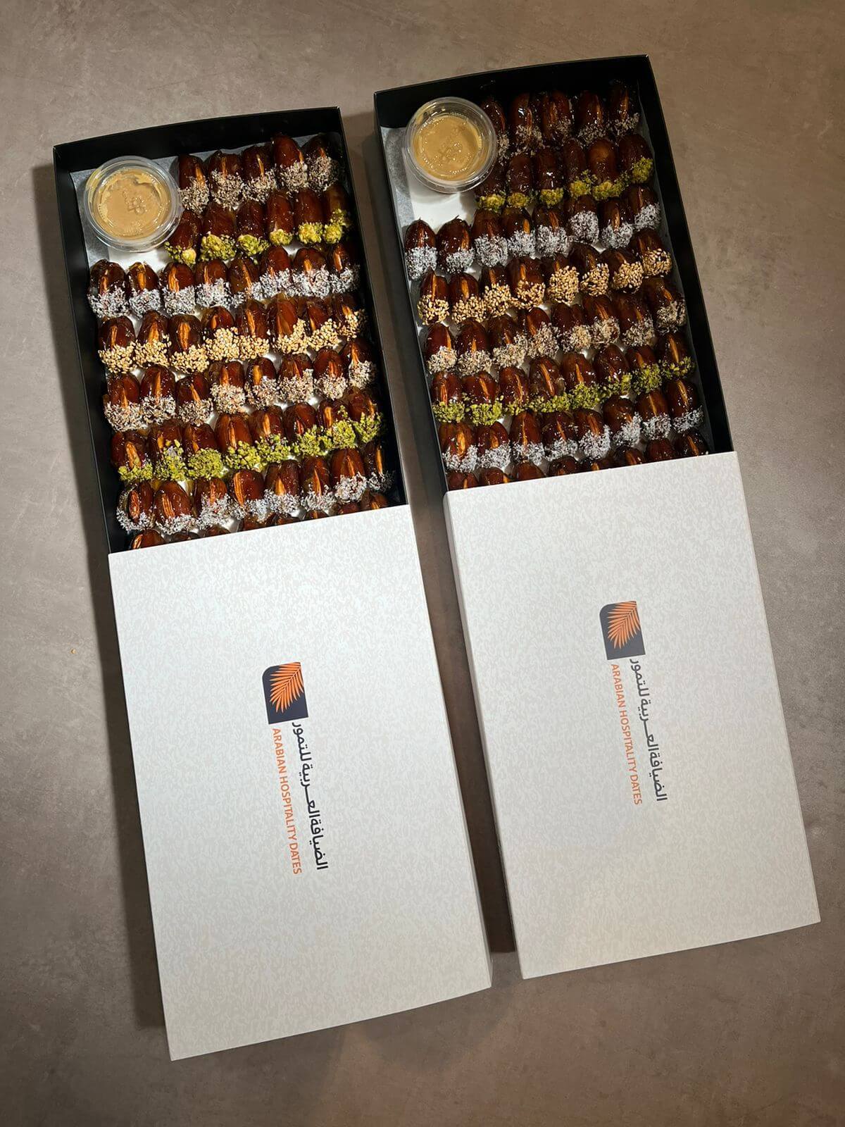 علبة  الطول 30 سم  العرض 19 سم الارتفاع 3.8
الورق عيار 350 جرام
طباعة بشعار وتصميم العميل 
الطباعة:
الطباعة في المنتج الموجود في الصورة هي لطباعة خارجية وداخلية مع سولوفان داخلي وخارجي
إذا اردتم طباعة خارجية وداخلية أيضا يرجى تحديد خيار "طباعة داخلية وخارجية" لمعرفة الأسعار
السولوفان:
 
السولوفان هو طبقة نايلون عازلة تفيد في 1- يمنح المتانة للعلبة
2- يعزل الزيوت والسوائل عن الورق
3- يمنع الطباعة من الاختلاط بالمواد الغذائية 
لكم حرية الاختيار بإضافة سولوفان خارجي فقط أم داخلي فقط أم على الجانبين داخلي وخار