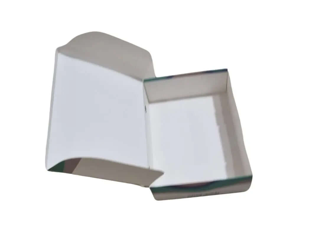 مواصفات البوكس 
الطول 30 سم العرض 22 سم الارتفاع 10 سم 
البوكس يصلح للكثير من الاستعمالات 6 قطع برغر مثلا التي يتناسب مقاسها مع حجم البوكس وتفاصيله 
النموذج الموجود في الصور لطباعة خارجية  من دون سولوفان 
الطباعة:
يمكنكم طلب طباعة خارجية فقط أو داخلية وخارجية 
السولوفان:
السولوفان هو طبقة نايلون عازلة تفيد في 1- يمنح المتانة للعلبة
2- يعزل الزيوت والسوائل عن الورق
3- يمنع الطباعة من الاختلاط بالمواد الغذائية 
لكم حرية الاختيار بإضافة سولوفان خارجي فقط أم داخلي فقط أم على الجانبين داخلي وخارجي