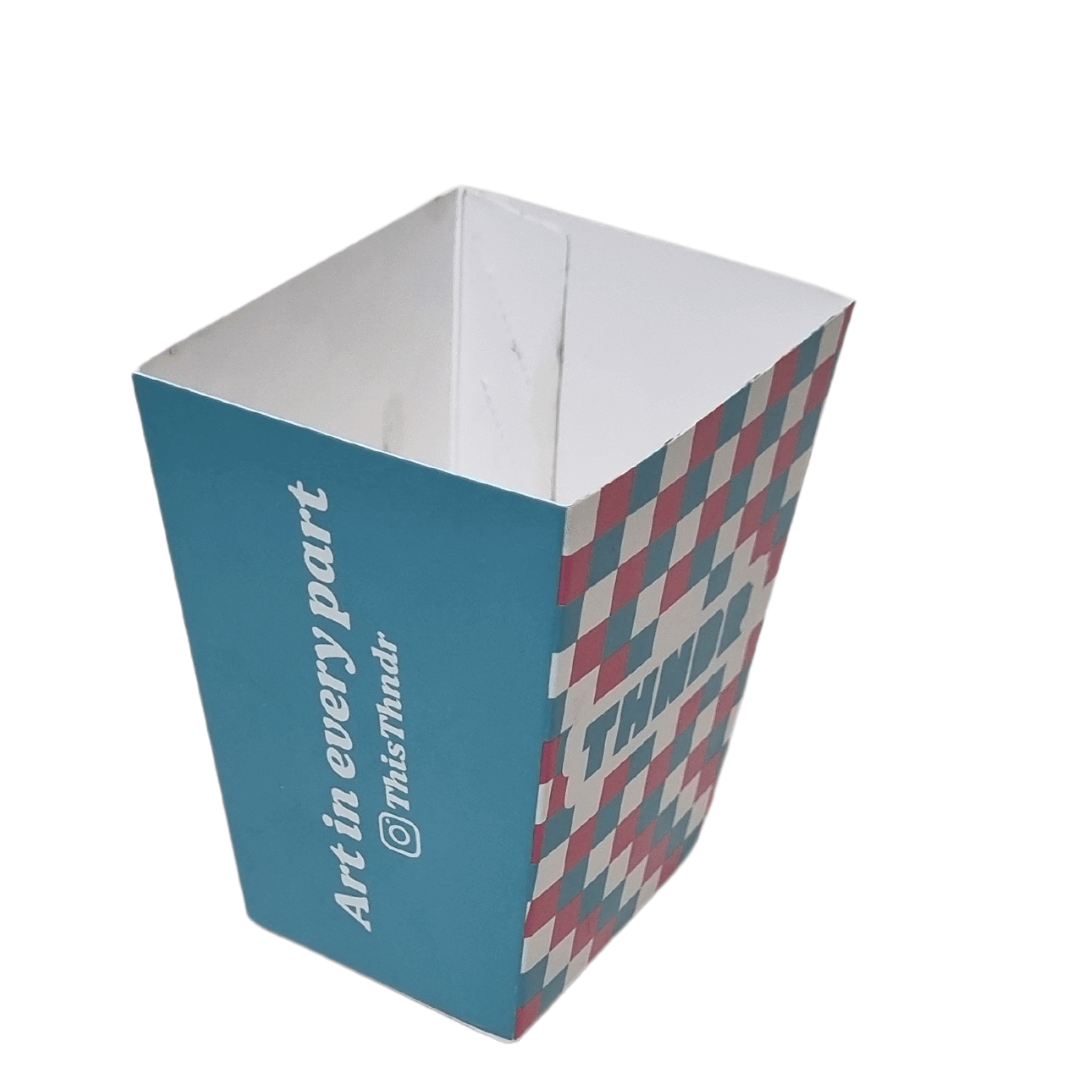 مواصفات العلبة
علبة فرايز مفتوحة بسعة 60 جرام
الطباعة:
يمكنكم طلب طباعة خارجية فقط أو داخلية وخارجية 
السولوفان:
السولوفان هو طبقة نايلون عازلة تفيد في 1- يمنح المتانة للعلبة
2- يعزل الزيوت والسوائل عن الورق
3- يمنع الطباعة من الاختلاط بالمواد الغذائية 
لكم حرية الاختيار بإضافة سولوفان خارجي فقط أم داخلي فقط أم على الجانبين داخلي وخارجي
ملاحظة:
يُفضَّل اختيار السولوفان الداخلي عند اختياركم الطباعة الداخلية من أجل ألا تتلامس الطباعة مع المواد الغذائية بداخل البوكس