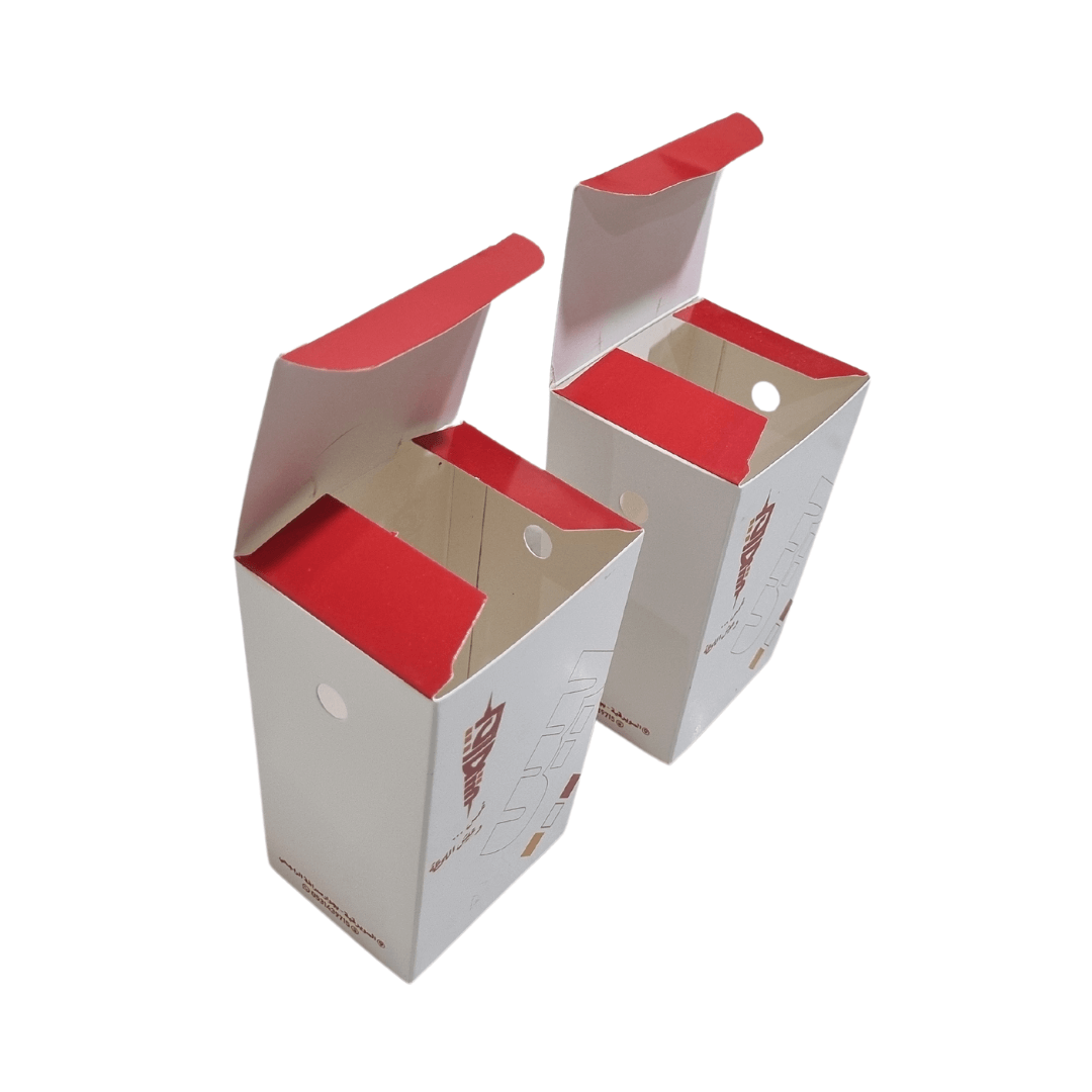 مواصفات العلبة :
علبة فرايز وبطاطس طول العلبة 8 سم عرض العلبة 6.5 سم ارتفاع العلبة 12 سم 
طباعة حسب الطلب باللوغو الخاص بالعلامة التجارية 
 
الطباعة:
يمكنكم طلب طباعة خارجية فقط أو داخلية وخارجية 
السولوفان:
السولوفان هو طبقة نايلون عازلة تفيد في 1- يمنح المتانة للعلبة
2- يعزل الزيوت والسوائل عن الورق
3- يمنع الطباعة من الاختلاط بالمواد الغذائية 
لكم حرية الاختيار بإضافة سولوفان خارجي فقط أم داخلي فقط أم على الجانبين داخلي وخارجي
ملاحظة:
يُفضَّل اختيار السولوفان الداخلي عند اختياركم الطباعة الداخلية من أجل