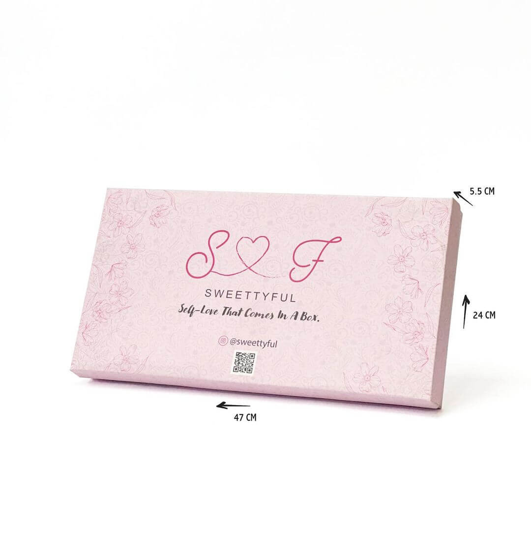 مواصفات البكج:
بوكس قاعدة وغطا بأبعاد طول 47 سم عرض 24 سم ارتفاع 5.5 سم 
مساحة كل قسم : طول 4.75 سم عرض 4.75 سم ارتفاع 5.5 سم
 
طباعة بشعار وتصميم العميل بألوان مفتوحة 
البوكس كبير ب50 تقسيم اي 50 قطعة شوكولاتة 
الطباعة:
تتم الطباعة حسب طلب العميل، طباعة خارجية بألوان وتصميم العميل، أو طباعة خارجية وداخلية مما يجعل البوكس أجمل 
السولوفان:
السولوفان هو طبقة نايلون عازلة تفيد في 1- يمنح المتانة للعلبة
2- يعزل الزيوت والسوائل عن الورق
3- يمنع الطباعة من الاختلاط بالمواد الغذائية 
لكم حرية الاختيار بإضافة س