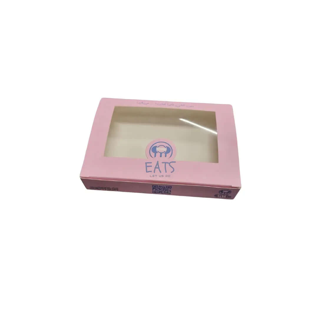 هذه العلبة مثالية لعرض الحلويات والبسكويت والشوكولاتة من خلال نافذتها الشفافة. مصنوعة من ورق مبيض بوزن 350 جرام، ويمكن طباعتها بشعارك الخاص للحصول على لمسة احترافية. أبهر عملائك وقم بالترويج لعلامتك التجارية من خلال هذه العبوة المخصصة.