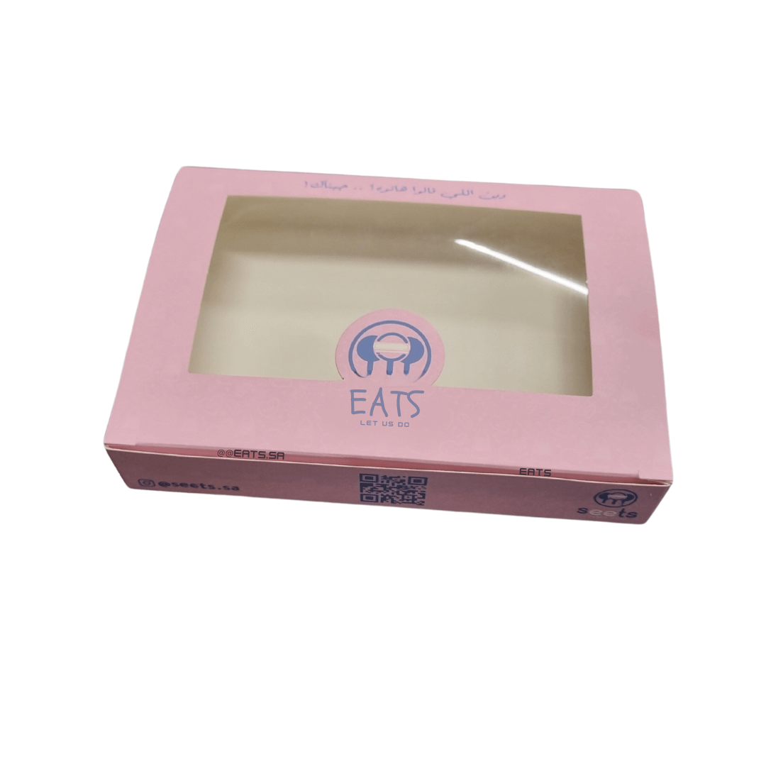 مواصفات العلبة :
بوكس بطول 20 سم عرض 14.5 سم ارتفاع 3.5 سم مع نافذة شفافة، طباعة بتصميم العميل
يصلح للحلا ووجبات الطعام 
طباعة حسب الطلب باللوغو الخاص بالعلامة التجارية 
 
الطباعة:
يمكنكم طلب طباعة خارجية فقط (يكون داخل البوكس أبيض) أو داخلية وخارجية 
السولوفان:
السولوفان هو طبقة نايلون عازلة تفيد في 1- يمنح المتانة للعلبة
2- يعزل الزيوت والسوائل عن الورق
3- يمنع الطباعة من الاختلاط بالمواد الغذائية 
لكم حرية الاختيار بإضافة سولوفان خارجي فقط أم داخلي فقط أم على الجانبين داخلي وخارجي
البوكس في الصور طباعة خ