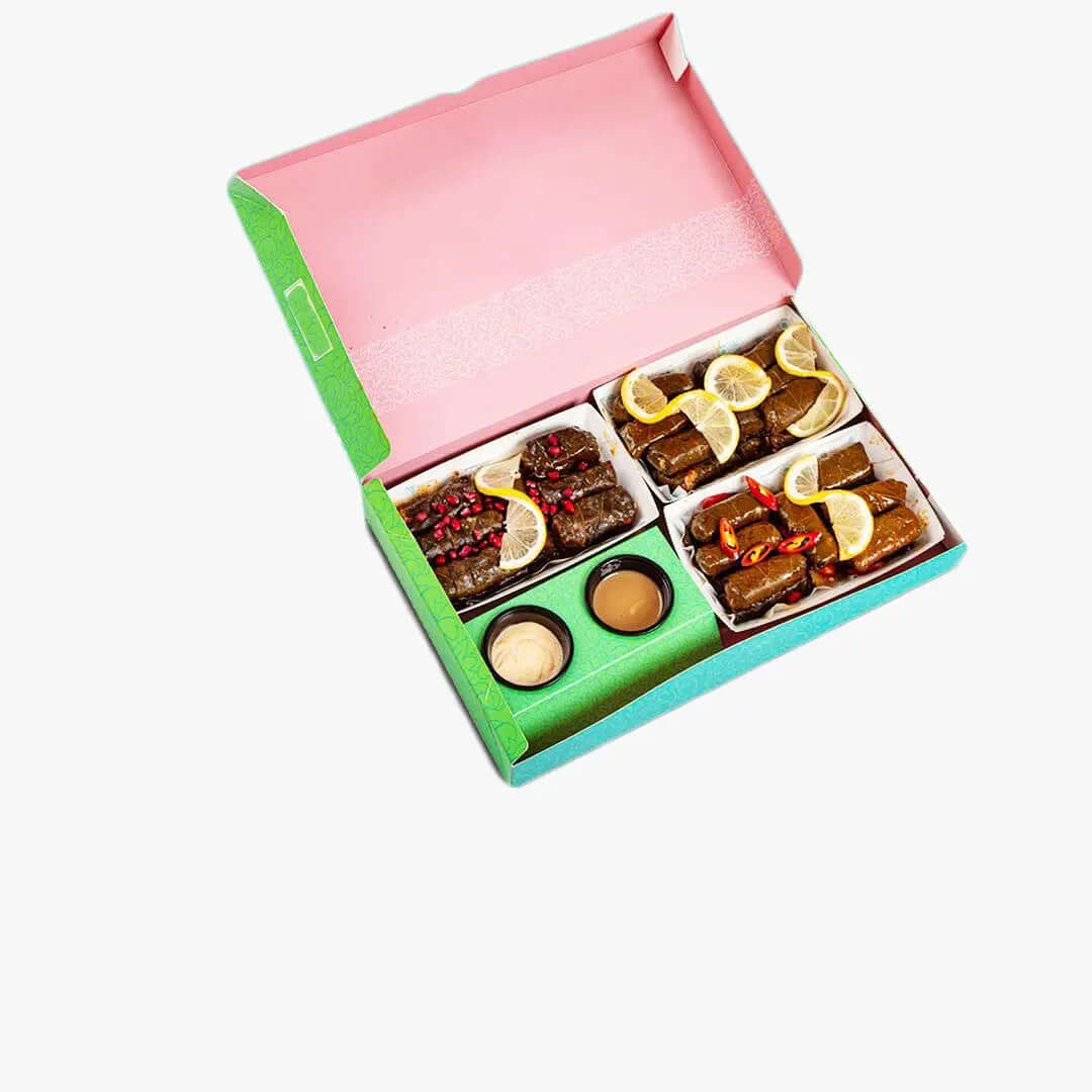 مواصفات البوكس: 
 
بوكس مع 4 صحون داخلية أو 3 صحون مع فتحتين صوص
يصلح البوكس للجمعات  بوكس مشكل أو بوكس ورق عنب
إّذا تم استعماله لورق العنب فإن كل صحن يتسع حوالي 20 حبة ورق عنب 
السعة الكلية إما 4 صحون 80 حبة ورق عنب
أو 3 صحون 60 حبة ورق عنب مع فتحتين للصوصات
الطباعة:
تتم الطباعة حسب طلب العميل، طباعة خارجية بألوان وتصميم العميل، يكون اللون أبيض من الداخل  أو طباعة خارجية وداخلية مما يجعل البوكس أجمل 
السولوفان:
السولوفان هو طبقة نايلون عازلة تفيد في 1- يمنح المتانة للعلبة
2- يعزل الزيوت والسوائل عن الورق