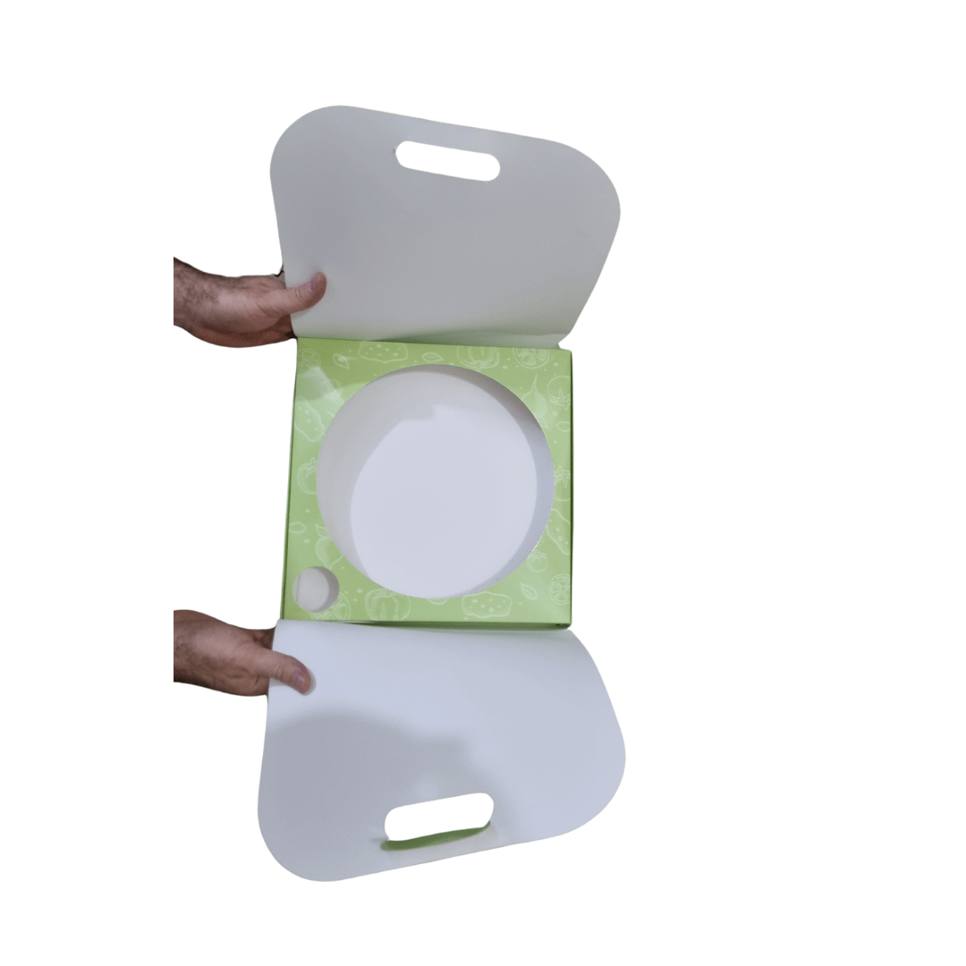 مواصفات البكج:
حامل مع قاعدة بداخله القاعدة بفتحتين الفتحة الكبيرة قطرها 27 سم تتسع لصينية والصغيرة قطرها 5 سم من أجل الصوص
الطباعة:
تتم الطباعة حسب طلب العميل، طباعة خارجية بألوان وتصميم العميل، أو طباعة خارجية وداخلية مما يجعل البوكس أجمل 
السولوفان:
السولوفان هو طبقة نايلون عازلة تفيد في 1- يمنح المتانة للعلبة
2- يعزل الزيوت والسوائل عن الورق
3- يمنع الطباعة من الاختلاط بالمواد الغذائية 
لكم حرية الاختيار بإضافة سولوفان خارجي فقط أم داخلي فقط أم على الجانبين داخلي وخارجي
البوكس في الصور ذو طباعة من ا