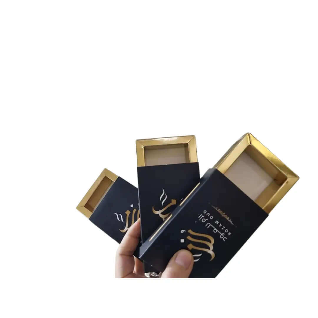 علبة تتسع لاوقية عود
قاعدة متالايز ذهبية اللون
طباعة بشعار العميل