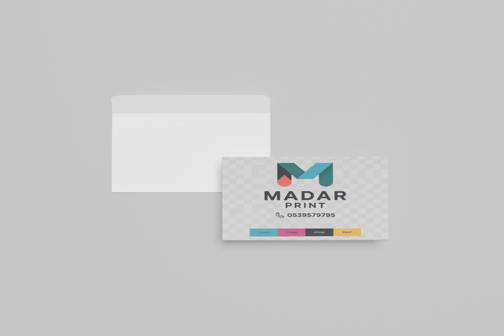 カスタム ビジネス card と 白 envelope by Madar Print, featuring colorful ロゴ と contact information.