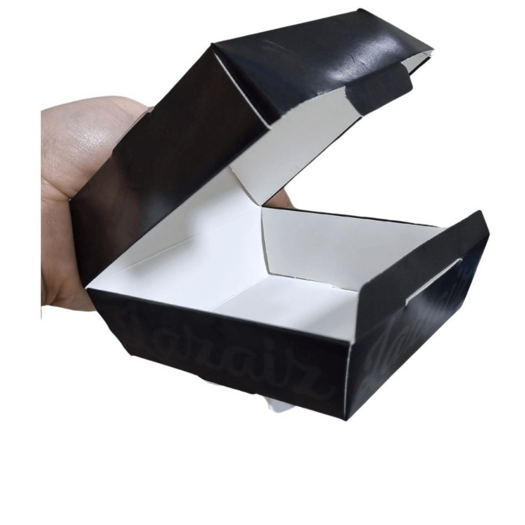 أبعاد اعلبة من الوسط 13×13 سم
أبعاد العلبة من أعلى وأسفل 11×11 سم
الارتفاع 8 سم 
طباعة وتفصيل وتصميم على طلب العميل