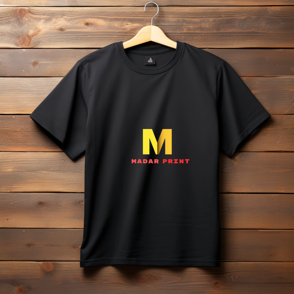 Men's 黒 t-shirt 付き bold yellow 'M' と red 'MADAR PRINT' ロゴ, made of soft, breathable fabric.