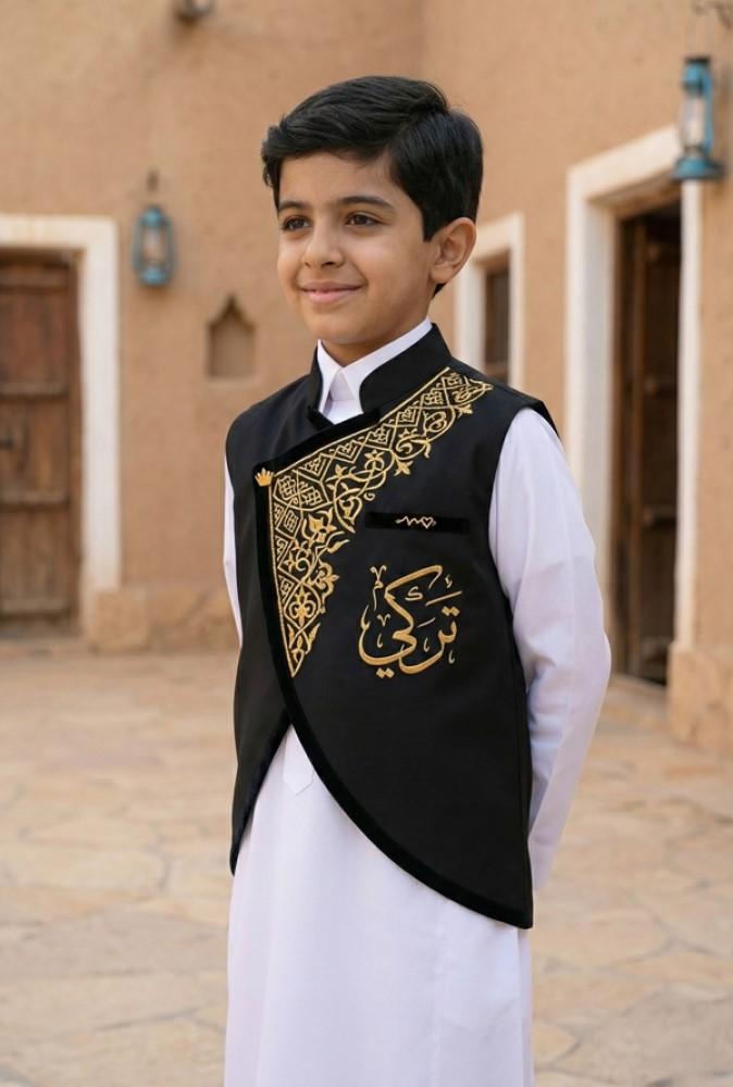Blank black boys' robe with a Saudi stand-up collar and a curved cut, with a golden heart brooch — product image 2