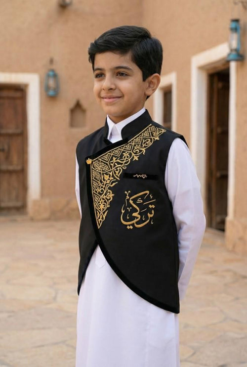 Blank black boys' robe with a Saudi stand-up collar and a curved cut, with a golden heart brooch — product image 2