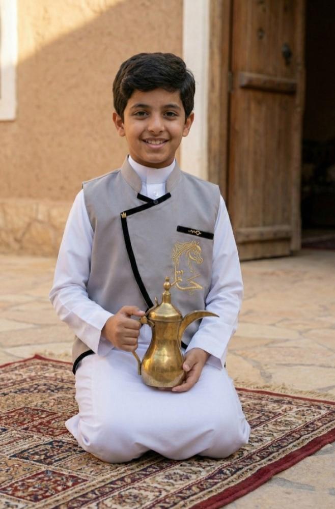 Boys' plain gray blazer with a Saudi stand-up collar and a curved cut with a heart brooch — product image 4