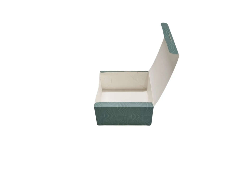 مواصفات البوكس: 
الأبعاد الطول20 سم العرض 20 سم الارتفاع 10 سم
طباعة بتصميم العميل
يصلح للكيك واستعمالات عديدة تناسب حجم البوكس 
الطباعة:
تتم الطباعة حسب طلب العميل، طباعة خارجية بألوان وتصميم العميل، أو طباعة خارجية وداخلية مما يجعل البوكس أجمل 
السولوفان:
السولوفان هو طبقة نايلون عازلة تفيد في 1- يمنح المتانة للعلبة
2- يعزل الزيوت والسوائل عن الورق
3- يمنع الطباعة من الاختلاط بالمواد الغذائية 
لكم حرية الاختيار بإضافة سولوفان خارجي فقط أم داخلي فقط أم على الجانبين داخلي وخارجي
البوكس في الصور ذو طباعة من 