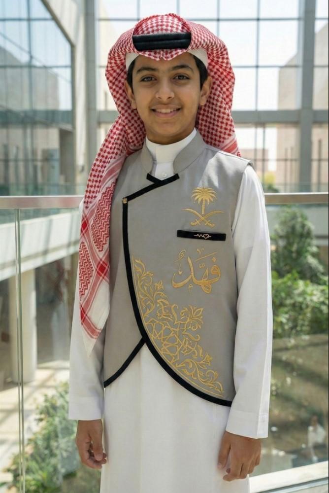 Boys' plain gray blazer with a Saudi stand-up collar and a curved cut with a heart brooch — product image 5