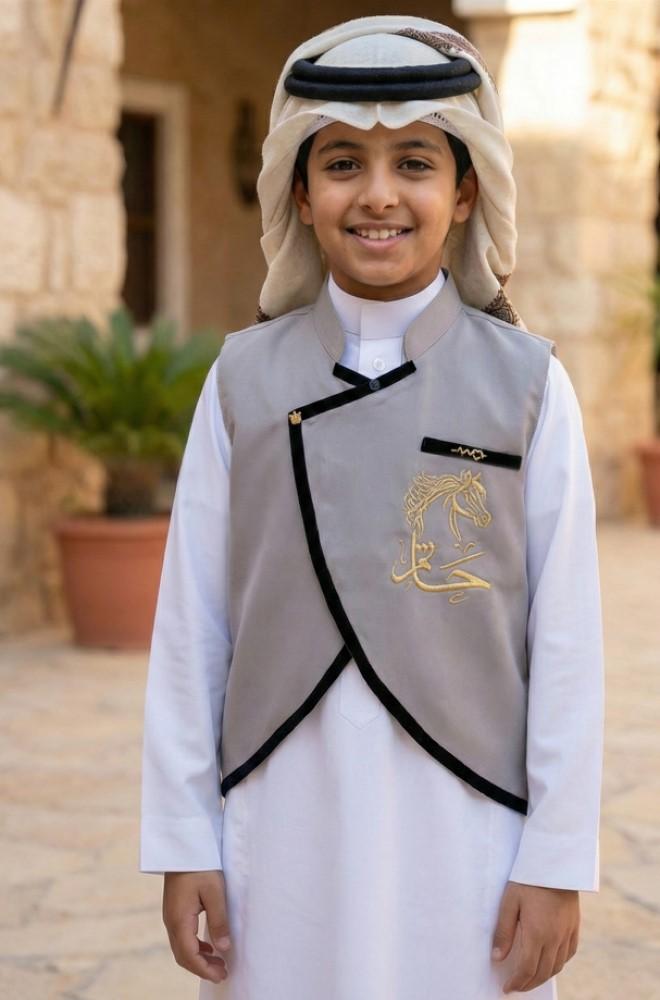 Boys' plain gray blazer with a Saudi stand-up collar and a curved cut with a heart brooch — product image 3