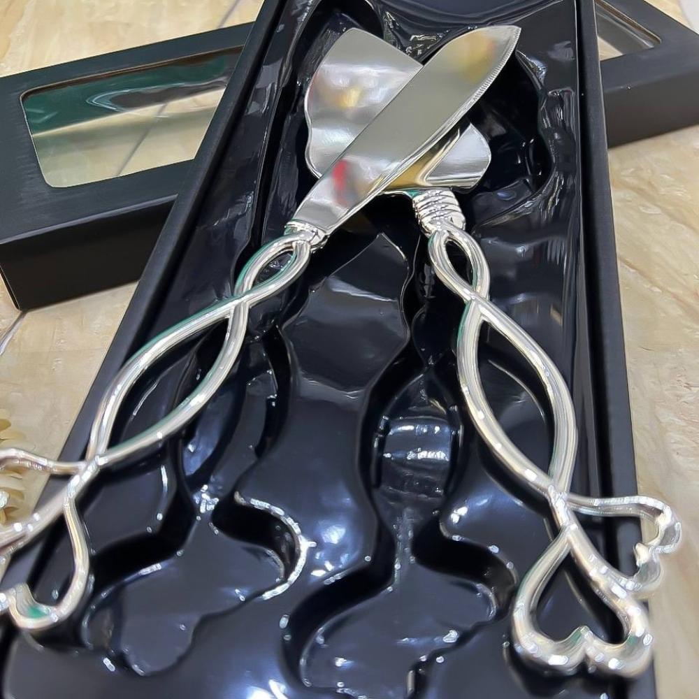 Elegant silver cake cutting set with carrier — product image 3
