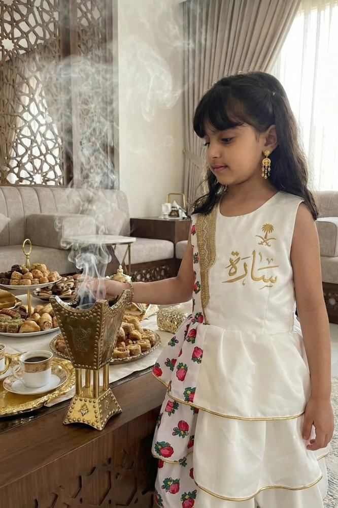 Girls' white and pink shalky dress with a traditional design for Ramadan and Gergean — product image 4