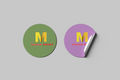 mjmeaa da etichettayn dayryyn: akhdr earjeany con hrf "M" jry elogo "Madar Print".