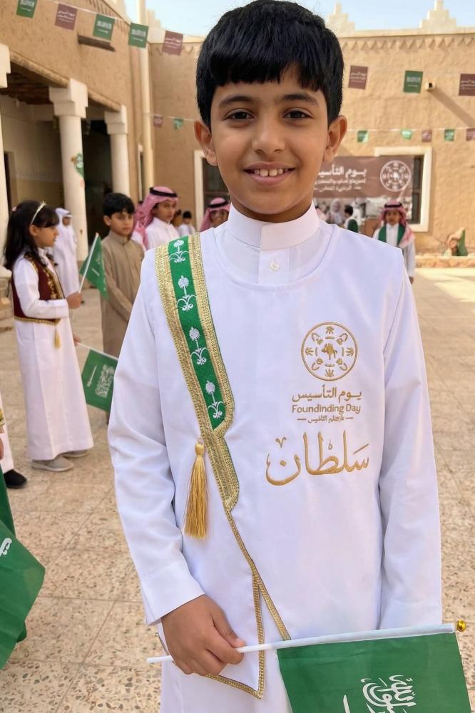 Blank white boys' Sediri bisht with a green frame patterned with two swords and a golden palm tree — product image 4