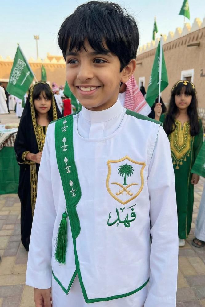 Blank white boys' Sediri bisht with a green frame, two swords and a palm tree pattern, and a green fringe — product image 2