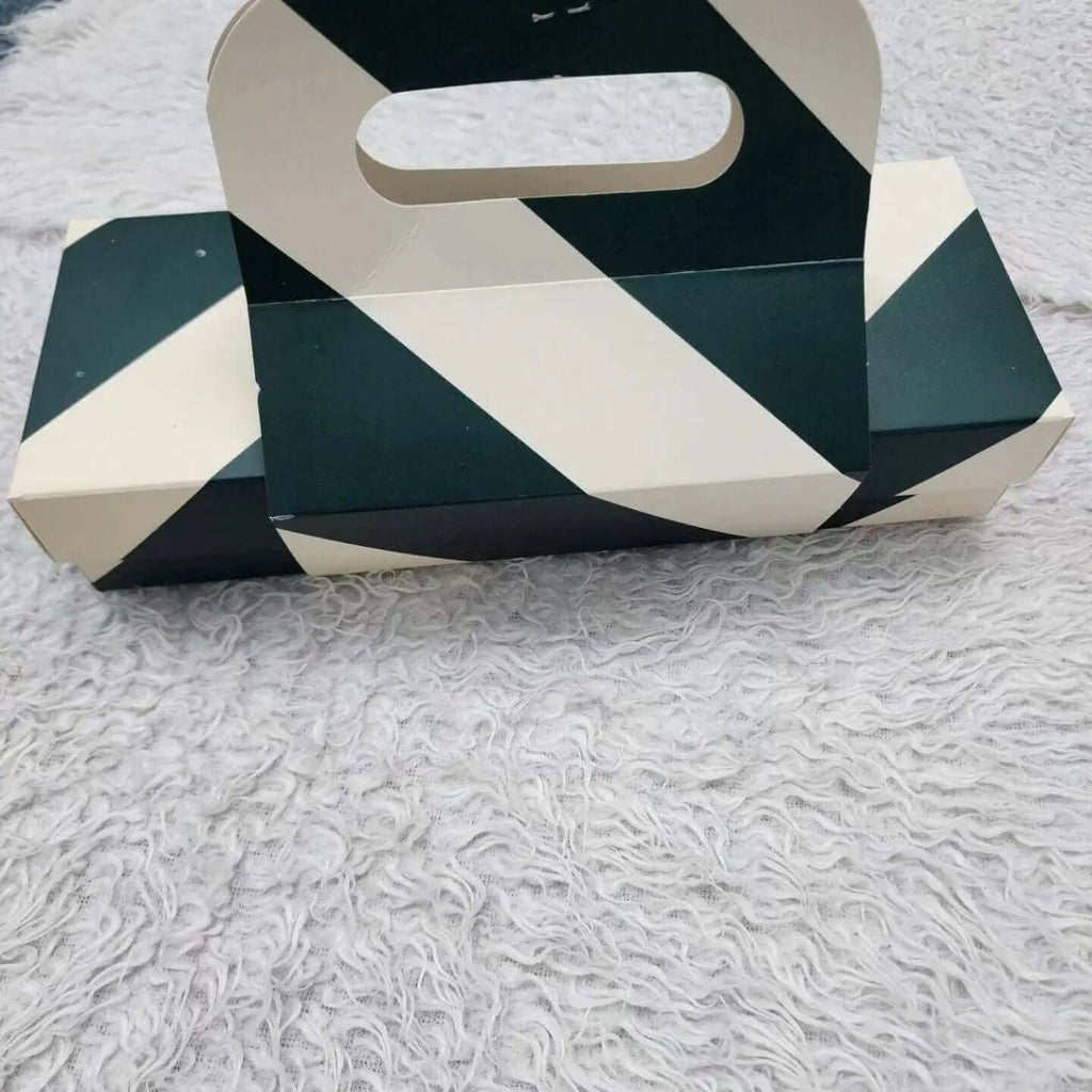 يوفر هذا البوكس المتين مساحة تخزين كبيرة بقاعدته مقاس 27.5 × 10.5 × 3 سم وغطاء وحامل منفصلين. التصميم والبناء القويان يجعله خيارًا موثوقًا وآمنًا للتخزين.
طباعة حسب الطلب باللوغو الخاص بالعلامة التجارية وتصميمها المادة العازلة (السولوفان) حسب الطلبالمقاس حسب الطلب
أقل كمية 500 كرتون