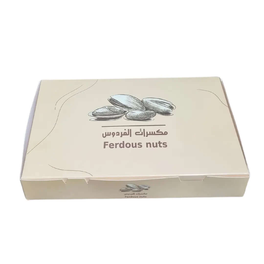 مواصفات العلبة
طول العلبة 25.5 سم  سم العرض 18 سم الارتفاع 4 سم 

المادة: ورق انفركوت 350 جرام


الاستعمالات:
للحلويات والمكسرات والمقرمشات والطعام 
الطباعة:
يمكنكم طلب طباعة خارجية فقط (يكون من الداخل أبيض تماماً) أو داخلية وخارجية 
هذا المنتج الموجودة صوره على اليسار بطباعة داخلية وخارجية 
 
السولوفان:
السولوفان هو طبقة نايلون عازلة تفيد في 1- يمنح المتانة للعلبة
2- يعزل الزيوت والسوائل عن الورق
3- يمنع الطباعة من الاختلاط بالمواد الغذائية 
لكم حرية الاختيار بإضافة سولوفان خارجي فقط أم داخلي فقط أم على ال