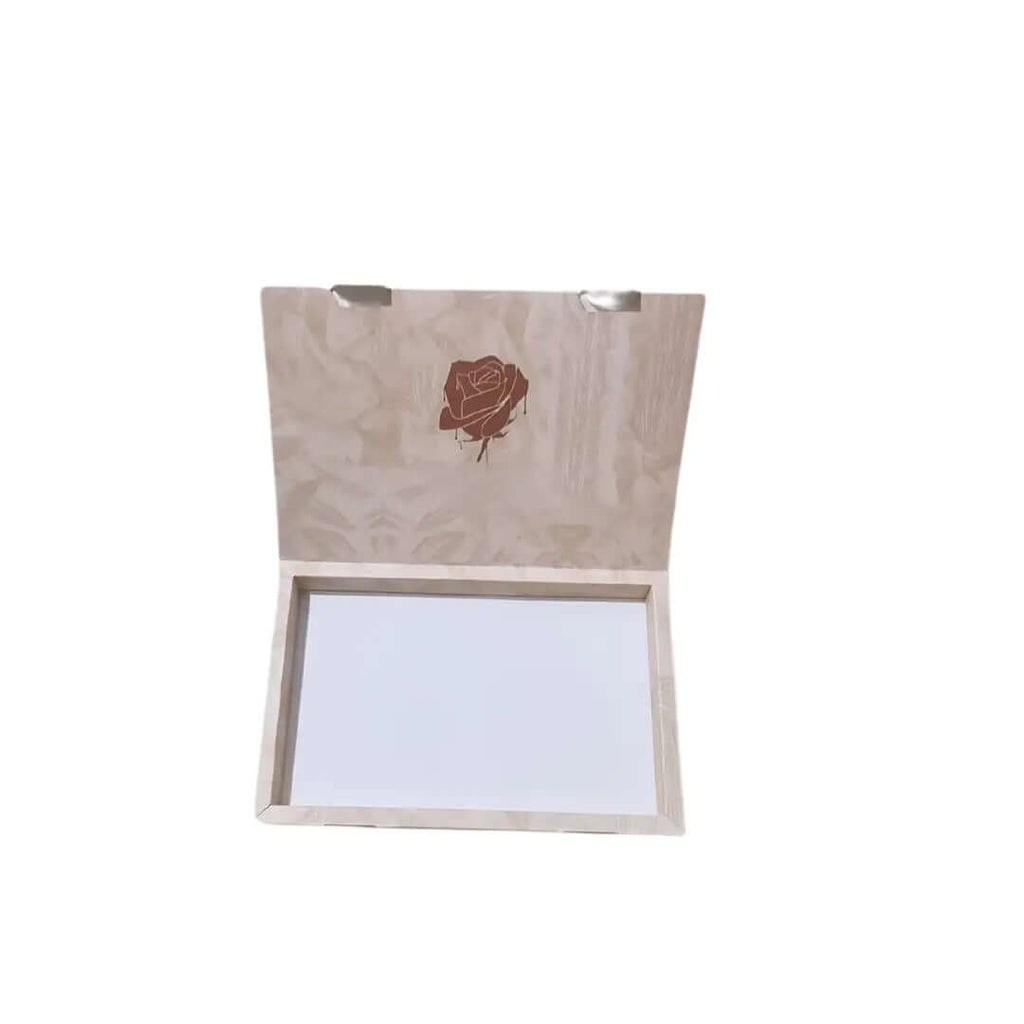 Box Schokolade luxuriös
Wir bieten individuell bedruckte Verpackungs- und Drucklösungen für Restaurants, Cafés, Unternehmen und Marken in Saudi-Arabien. Material, Größe, Design und Veredelung können nach Kundenwunsch angepasst werden, damit Ihre Produkte professionell präsentiert werden.
Cellophan außen
Papier 350
Länge innen 32 cm Breite innen 20 cm Höhe 3.5 cm
Druck Kundendesign