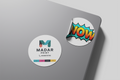 individuell Drucked Aufkleber on a silver laptop, featuring Madar Druck Logo und a vibrant 'WOW' Design.