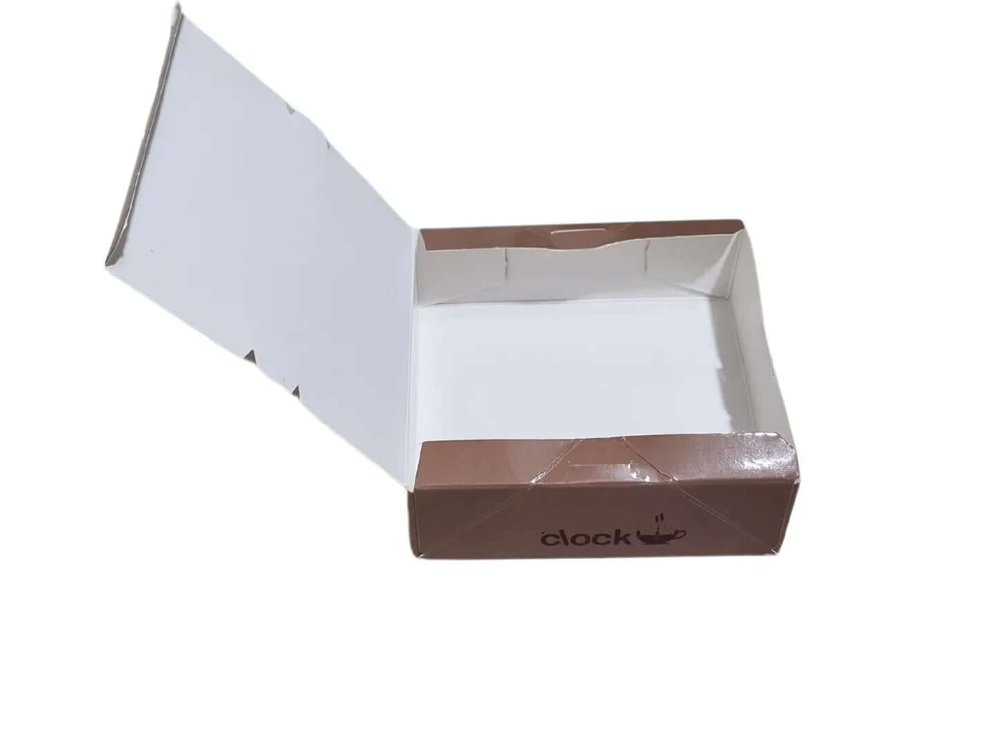  
مواصفات العلبة :
بوكس قهوة وشوكولا وحلا
طباعة بشعار العميل
الأبعاد  12×12×4 سم
 
الطباعة:
يمكنكم طلب طباعة خارجية فقط وفي هذه الحالة يكون داخل الكرتون أبيض تماما
أو  طباعة داخلية وخارجية  
السولوفان:
السولوفان هو طبقة نايلون عازلة تفيد في 1- يمنح المتانة للعلبة
2- يعزل الزيوت والسوائل عن الورق
3- يمنع الطباعة من الاختلاط بالمواد الغذائية 
لكم حرية الاختيار بإضافة سولوفان خارجي فقط أم داخلي فقط أم على الجانبين داخلي وخارجي
الكرتون في الصور بطباعة خارجية مع سولوفان خارجي
ملاحظة:
يُفضَّل اختيار السولوفان الد