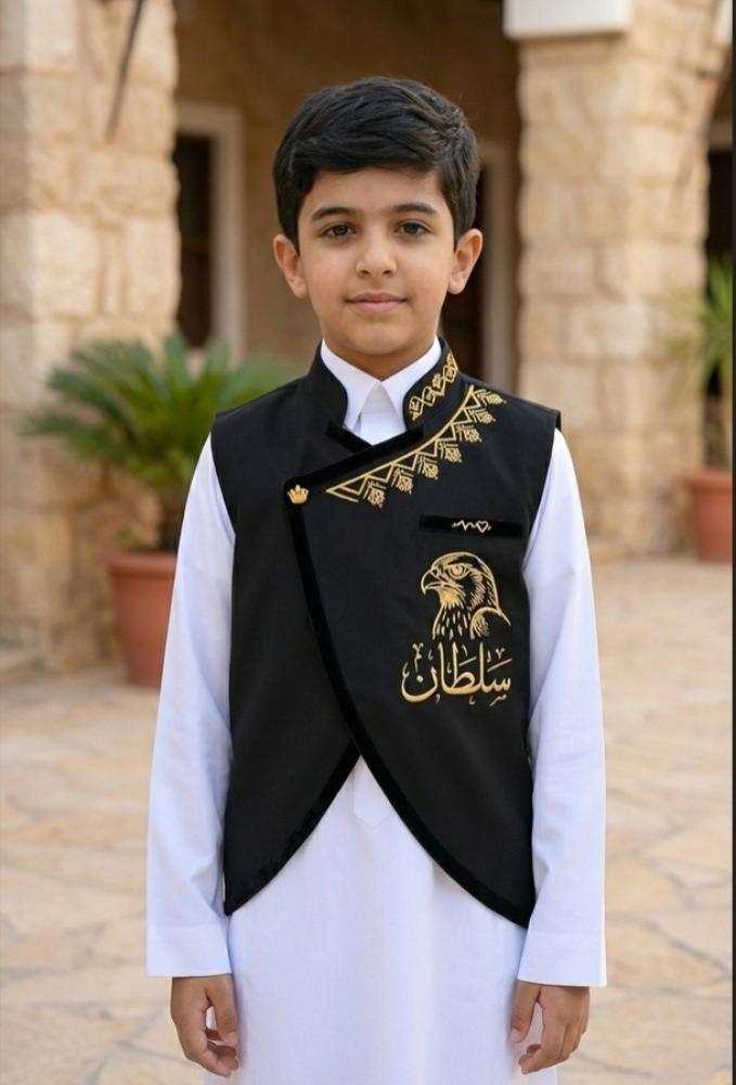 Blank black boys' robe with a Saudi stand-up collar and a curved cut, with a golden heart brooch — product image 4