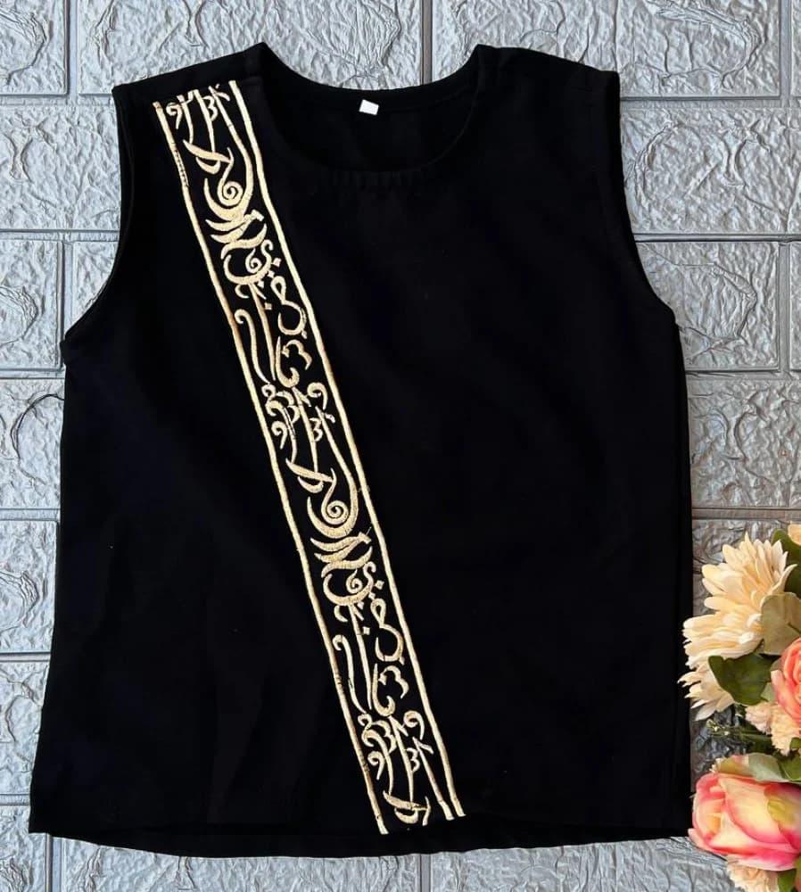 Boys' plain black sediri with golden Arabic calligraphy pattern — product image 5