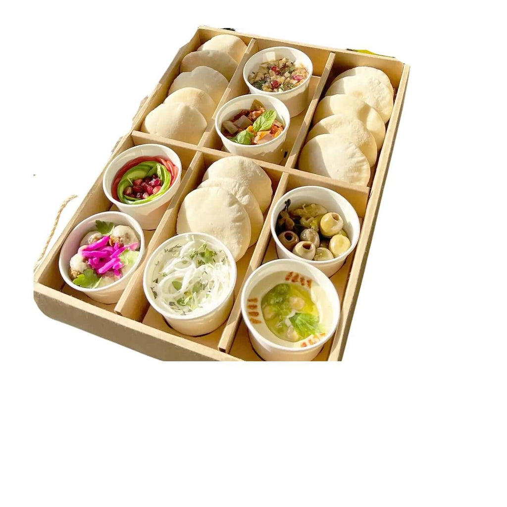 علبة فطاير ومعجنات ومناقيش للمناقيش باللحمة والجبنة ومناقيش الخضار والزعتر 
طباعة باللوجو والتصميم الخاص بالعميل
الاسعار تشمل التصميم ما عليك سوى التواصل معنا
6 تقسيمات تمثل مساحة كافية لاستيعاب 24 فطيرة او منقوشة على الأقل
أبعاد كل تقسيم  16.5×7×6.5