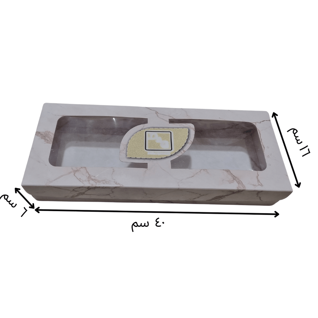  مواصفات البوكس 
الطول40 سم العرض 16 سم الارتفاع 6 سم 
يحتوي البوكس على شباك شفاف يمنحه الجمالية وإمكانية رؤية ما بداخل البوكس  
البوكس يصلح للحلويات والمخبوزات والعديد من الاستعمالات الأخرى التي يتناسب مقاسها مع حجم البوكس وتفاصيله 



الطباعة:
يمكنكم طلب طباعة خارجية فقط أو داخلية وخارجية 
السولوفان:
السولوفان هو طبقة نايلون عازلة تفيد في 1- يمنح المتانة للعلبة
2- يعزل الزيوت والسوائل عن الورق
3- يمنع الطباعة من الاختلاط بالمواد الغذائية 
لكم حرية الاختيار بإضافة سولوفان خارجي فقط أم داخلي فقط أم على الجا