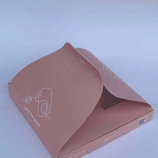 علبة كيك مقاس 35 × 35 × 5 سم، قاعدة بغطاء مرفق، نافذة شفافة وحامل
المادة الشفافة (السلوفان( حسب الطلب من الخارج أو الداخل
 الطباعة داخلية وخارجية 
المقاس حسب الطلب