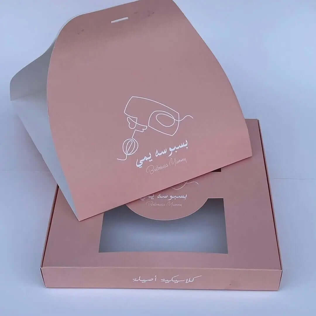 علبة كيك مقاس 35 × 35 × 5 سم، قاعدة بغطاء مرفق، نافذة شفافة وحامل
المادة الشفافة (السلوفان( حسب الطلب من الخارج أو الداخل
 الطباعة داخلية وخارجية 
المقاس حسب الطلب