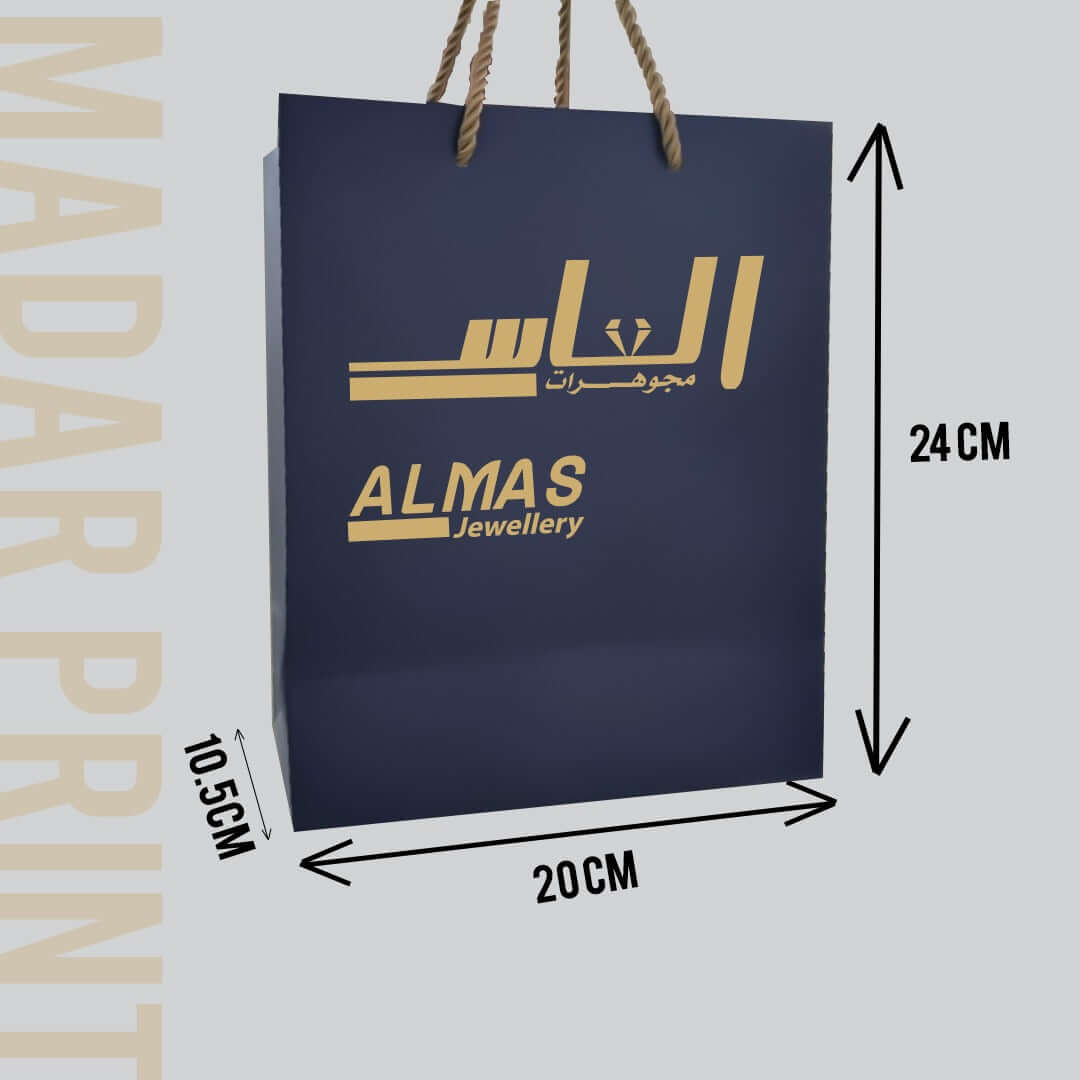 حقيبة ورقية الطول 20 سم العرض 10.5 سم الارتفاع 24 سم
الحقيبة مزودة بعازل من الخارج يمنح المتانة
تصميم وتفصيل وطباعة على طلب العميل 
تستخدم للملابس والمجوهرات والاكسسوارات والتسوق
