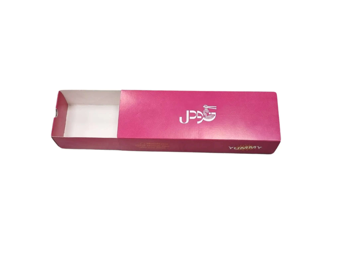 مواصفات العلبة
طول  العلبة 27 سم  العرض 9 سم الارتفاع 6 سم
الورق عيار 350 جرام
طباعة بشعار وتصميم العميل 

الطباعة:
الطباعة في المنتج الموجود في الصورة هي لطباعة خارجية مع سولوفان داخلي وخارجي
إذا اردتم طباعة خارجية وداخلية أيضا يرجى تحديد خيار "طباعة داخلية وخارجية" لمعرفة الأسعار
السولوفان:
 
السولوفان هو طبقة نايلون عازلة تفيد في 1- يمنح المتانة للعلبة
2- يعزل الزيوت والسوائل عن الورق
3- يمنع الطباعة من الاختلاط بالمواد الغذائية 
لكم حرية الاختيار بإضافة سولوفان خارجي فقط أم داخلي فقط أم على الجانبين داخ