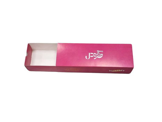 مواصفات العلبة
طول  العلبة 27 سم  العرض 9 سم الارتفاع 6 سم
الورق عيار 350 جرام
طباعة بشعار وتصميم العميل 

الطباعة:
الطباعة في المنتج الموجود في الصورة هي لطباعة خارجية مع سولوفان داخلي وخارجي
إذا اردتم طباعة خارجية وداخلية أيضا يرجى تحديد خيار "طباعة داخلية وخارجية" لمعرفة الأسعار
السولوفان:
 
السولوفان هو طبقة نايلون عازلة تفيد في 1- يمنح المتانة للعلبة
2- يعزل الزيوت والسوائل عن الورق
3- يمنع الطباعة من الاختلاط بالمواد الغذائية 
لكم حرية الاختيار بإضافة سولوفان خارجي فقط أم داخلي فقط أم على الجانبين داخ