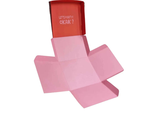 مواصفات العلبة
طول العلبة 13  سم العرض 13 سم الارتفاع 10 سم 
تصلح لبرغر دبل وكيك وغيرهما 
المادة: ورق انفركوت 300 جرام

الطباعة:
يمكنكم طلب طباعة خارجية فقط (يكون من الداخل أبيض تماماً) أو داخلية وخارجية 

بوكس طباعة خارجية فقط 

طباعة داخلية وخارجية 
 
السولوفان:
السولوفان هو طبقة نايلون عازلة تفيد في 1- يمنح المتانة للعلبة
2- يعزل الزيوت والسوائل عن الورق
3- يمنع الطباعة من الاختلاط بالمواد الغذائية 
لكم حرية الاختيار بإضافة سولوفان خارجي فقط أم داخلي فقط أم على الجانبين داخلي وخارجي
مدة التنفيذ 7-10 ايام